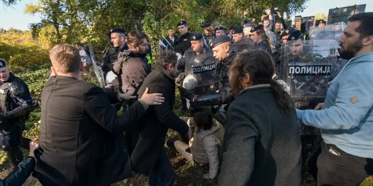 (VIDEO) Protesti na Šodrošu u Novom Sadu: Sukobi, nasilje i privođenje građana