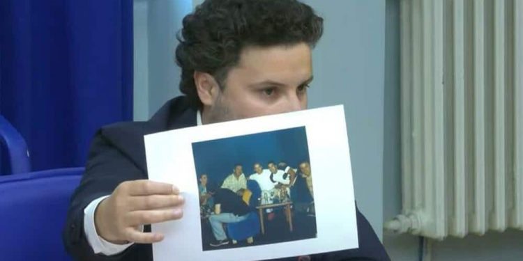 Abazović pokazao fotografiju: „Milo Đukanović sa škaljarcima“