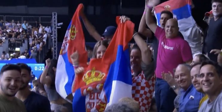 (VIDEO) Đoković i Čilić zbližili dva naroda: Djevojke u hrvatskim dresovima mašu srpskom zastavom