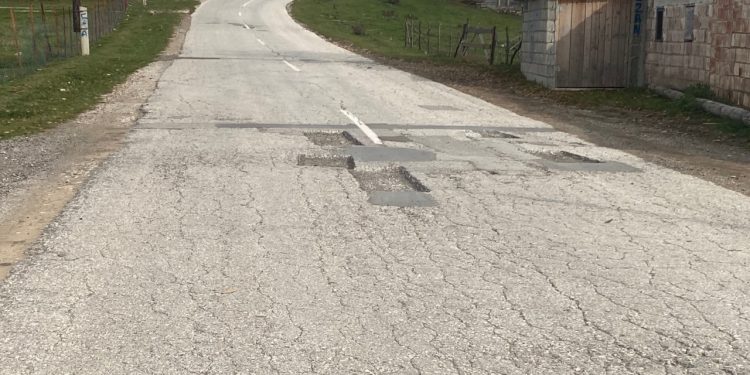 Počela sanacija oštećenja kolovoza u tutinskoj opštini, vozači-pojačan oprez