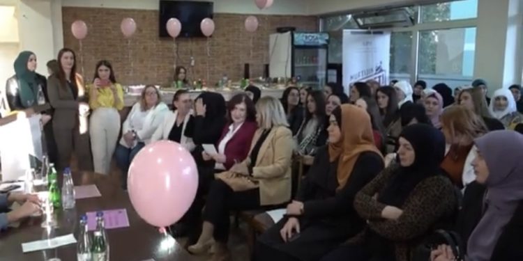 (VIDEO) Ženska mreža SPP u Tutinu organizovala tribinu o značaju izbora za BNV