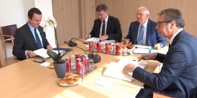 Nova.rs: Vučić postao glavni pregovarač za Kosovo mimo Ustava, Vlade i Skupštine