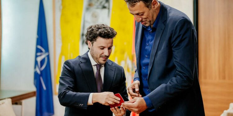 Vlade Divac dobio crnogorski pasoš