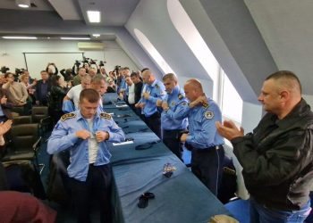 Srbi se povukli iz svih institucija na Kosovu, policajci skinuli uniforme