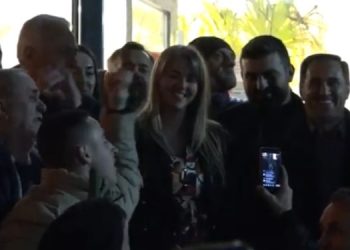 (VIDEO) Pristalice SDA večeras slavile na gradskom trgu u Tutinu