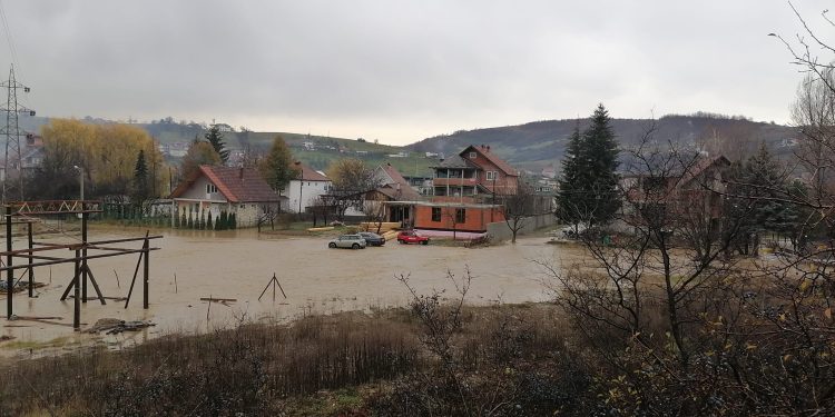 Ministri Gašić i Memić i direktor Srbijavoda na putu prema Tutinu