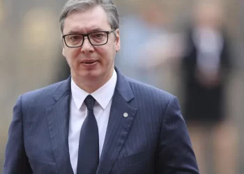 (VIDEO) Na Vučića zamalo pao reflektor, on se pohvalio – „Nisam se ni pomjerio“