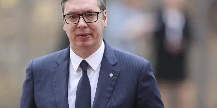 (VIDEO) Na Vučića zamalo pao reflektor, on se pohvalio – „Nisam se ni pomjerio“