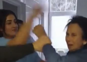 (VIDEO) Medicinske sestre u Domu za stare u Peći šamaraju staricu i smiju se