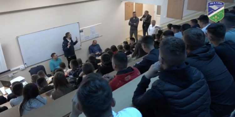 (VIDEO) Tutinskim srednjoškolcima održana tribina o sobraćaju “Um na drum”