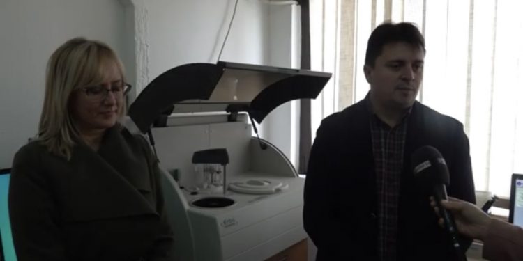 (VIDEO) Ministarstvo zdravlja doniralo tutinskom Domu zdravlja biohemijski analizator