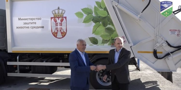 (VIDEO) Ministarstvo za zaštitu životne sredine doniralo Tutinu kamion za odvoženje smeća