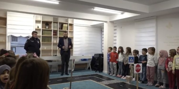 (VIDEO) U tutinskom vrtiću Validejn organizovan čas o bezbjednosti djece u saobraćaju