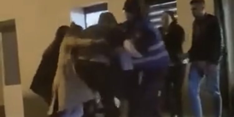 (VIDEO) Mladići u Grudama pretukli policajca, događaj snimljen