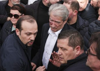 (VIDEO) Salji Beriša napadnut tokom protesta u Tirani