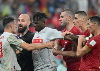 (VIDEO) Milenković izgubio živce pa nasrnuo na Xhaku, nastao haos na terenu