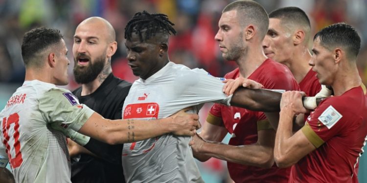 (VIDEO) Milenković izgubio živce pa nasrnuo na Xhaku, nastao haos na terenu