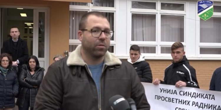 (VIDEO) U Tutinu održan protest prosvjetara protiv nasilja u školama
