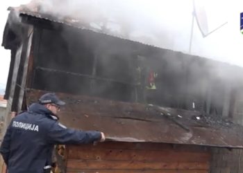 (VIDEO) Izgorjela kuća u tutinskom naselju Kleče, jedna osoba povrijeđena
