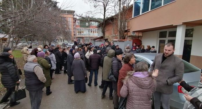 (VIDEO) Tutin, protest radnika: Tutinski radnici fabrike Ras preko 20 godina bezuspešno  traze pravdu i svoje pravo. Prema njima se ogriješila država, a i  lokalna vlast, jer im nije stala u zaštitu.