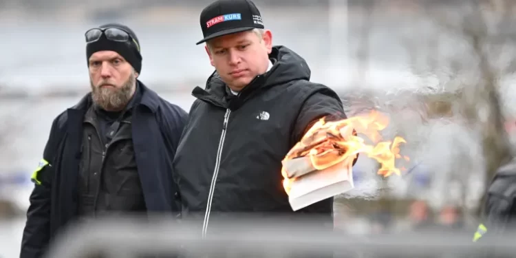 PROKLETNIK-Podli napad na svetu knjigu! Danski ekstremni desničar spalio Kur'an u Štokholmu