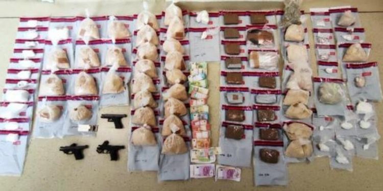 Austrijska policija je zaplenila više od 26 kilograma marihuane u vrednosti od oko 260.000 evra. Uhapšeno 16 osoba, medju njima državljani Srbije, Albanije, Turske.