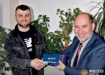 HRABRI TUTINAC AMEL DERDEMEZ  DOBIO  PRIZNANJE OD BERLINSKE POLICIJE ZA CIVILNU HRABROST I ODGOVORNOST