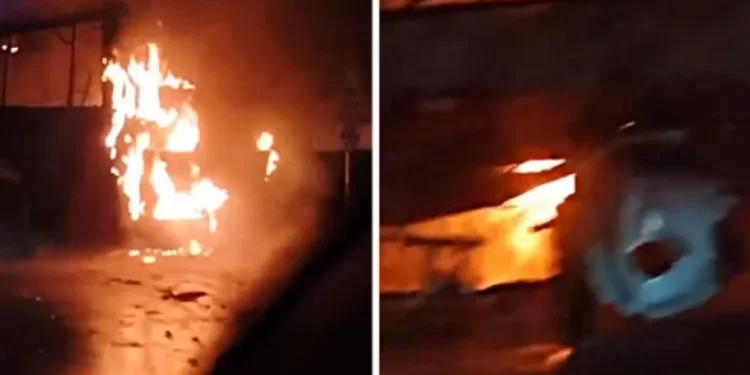 (VIDEO) Na putu se zapalio autobus, vatrogasci pokušavaju da ugase vatrenu stihiju