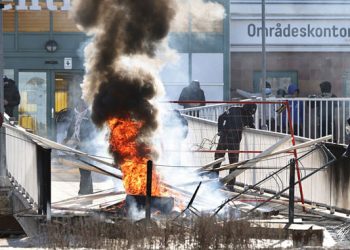 Turska je otkazala predstojeću posetu švedskog ministra odbrane Pala Jonsona Turskoj, kao odgovor na spaljivanje Kur'ana, islamske svete knjige