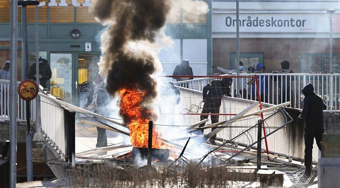 Turska je otkazala predstojeću posetu švedskog ministra odbrane Pala Jonsona Turskoj, kao odgovor na spaljivanje Kur'ana, islamske svete knjige