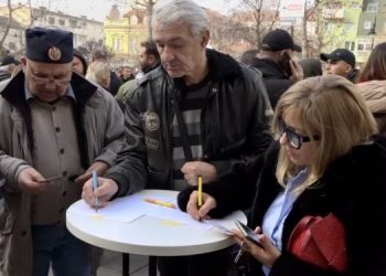 Islamofobija u Mladenovcu. (VIDEO) Narod blokirao opštinu Mladenovac, neće molitveni prostor ili džamiju u Šumadiji!