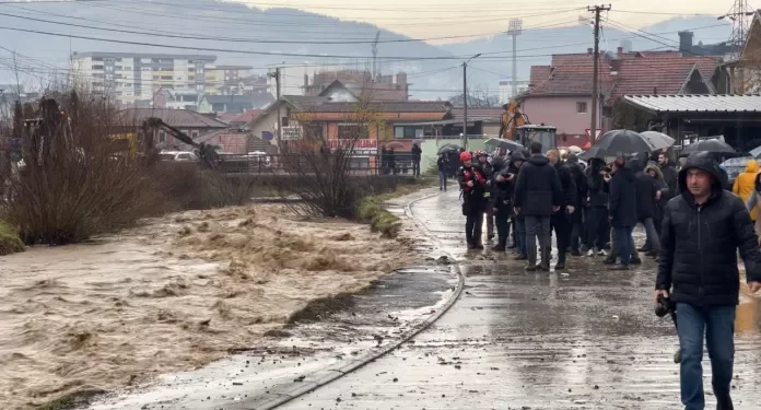 (VIDEO) SIN POKUŠAO DA SPASI OCA, OBOJICU ODNIJELA RIJEKA, U POPLAVAMA DVIJE OSOBE STRADALE