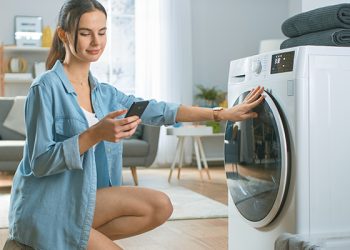 KAO NOV: Ako ste greškom obojili stvari u mašini, OVO su trikovi koji će im VRATITI STARU BOJU