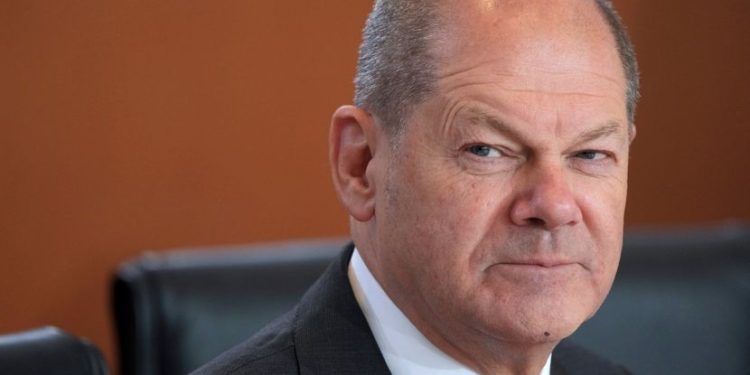 Ko u Nemačkoj zarađuje tri puta više od kancelara Šolca?