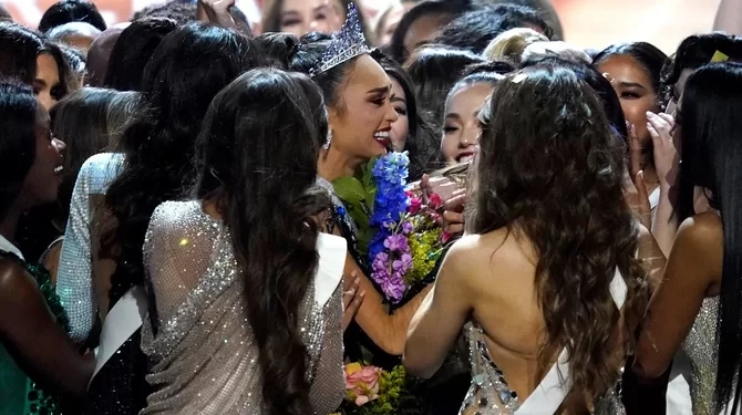 (FOTO) Izabrana NOVA MIS UNIVERZUMA – titula NAJLEPŠE ŽENE otišla u ruke Amerikanke: Ima 28 godina i modni je kreator, a evo kako izgleda