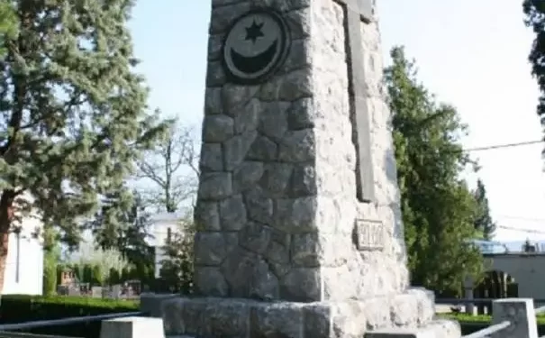 (VIDEO) SIMBOLI ČETIRI VERE: Spomenik u Čačku jedinstven u svetu