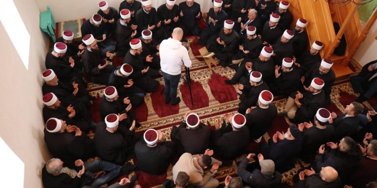 Povodom obilježavanja 30 godina od zločina u Štrpcima, predstavnici  Mešihata IZ-e u Srbiji proučili dovu stradalima. Sa ulemom  i predsjednik SPP Usame Zukorlić i predsjednik opštine Sjenica Mujagić