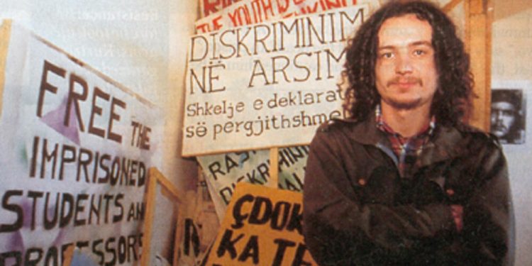 (FOTO) Potomak Kurtovića , student, buntovnik, disident, danas premijer. Da li ga prepoznajete?