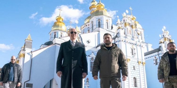 Američka nadmoć i podrška. Bajden u Ukrajini u sred ruske ofanzive na tu zemlju. “I Ukrajina opstaje. Demokratija opstaje. Amerikanci stoje uz vas, a svijet je uz vas”, rekao je američki predsjednik