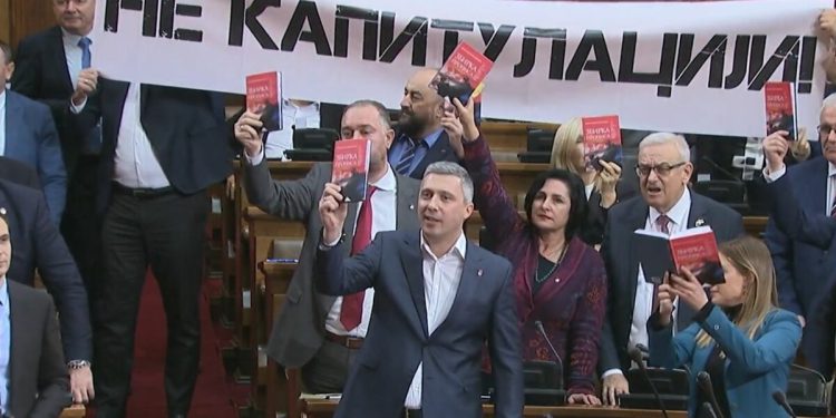 (VIDEO) VUČIĆ;  “JA OVAKVE DIVLJAKE NISAM VIDEO” Incident u Skupštini Srbije