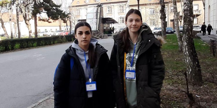 Inovacija radi bezbednosti. Jedna gimnazija u Srbiji uvela  identifikacione kartice za učenike i zaposlene. Identifikacionom karticom koju moraju da imaju zakačenu oko vrata, učenici će, prema rečima direktora, sami sebe zaštititi.