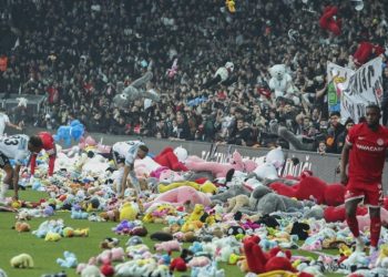 (VIDEO) DIRLJIVO, Svijet u suzama: Navijači turskog Bešiktaša bacili desetine hiljada igračaka na stadion, za djecu pogođenu  zemljotresima