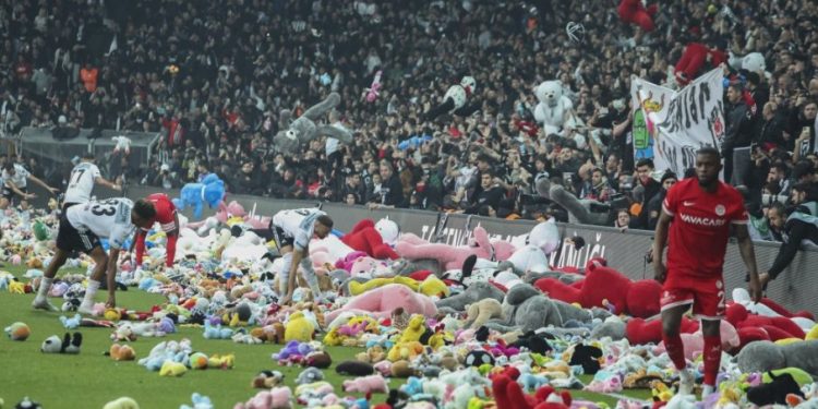 (VIDEO) DIRLJIVO, Svijet u suzama: Navijači turskog Bešiktaša bacili desetine hiljada igračaka na stadion, za djecu pogođenu  zemljotresima