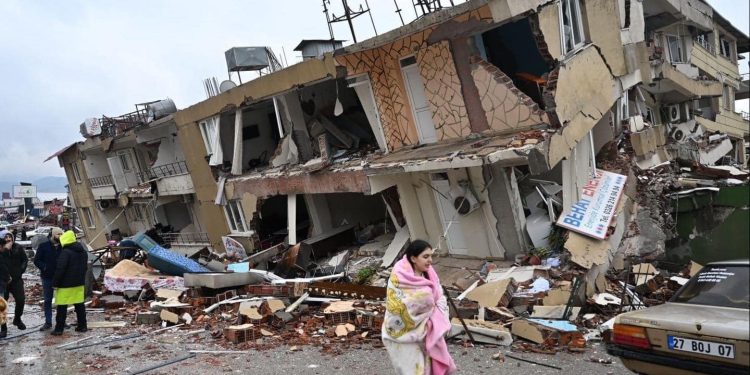 SVETSKA ZDRASTVENA ORGANIZACIJA SAOPŠTILA: Broj mrtvih u Turskoj mogao bi da se poveća osmostruko, do sada 3600 mrtvih.