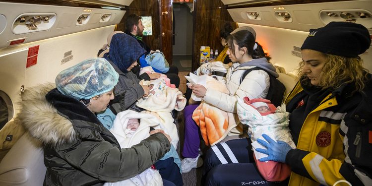 (FOTO) Avionom predsjednika Erdogana prevoze se bebe izvučene ispod ruševina