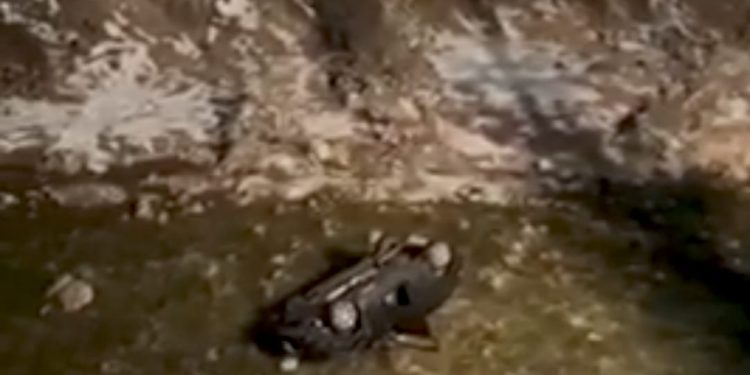 (VIDEO) Troje poginulih u nesreći na putu Tutin-Rožaje. Auto sleteo sa puta u rijeku Ibar