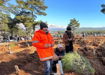 Mesut Hančer danas ukopao svoju kćer Imrak. Bol oca postao je simbol tragedije zemljotresa. Otac koji je rasplakao svijet prvi put je progovorio!