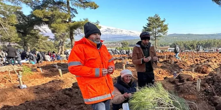 Mesut Hančer danas ukopao svoju kćer Imrak. Bol oca postao je simbol tragedije zemljotresa. Otac koji je rasplakao svijet prvi put je progovorio!