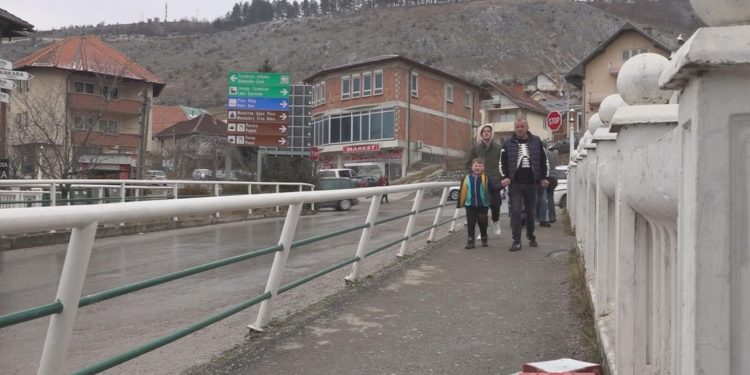 Tutin: Most u centru Tutina opasan po pješake