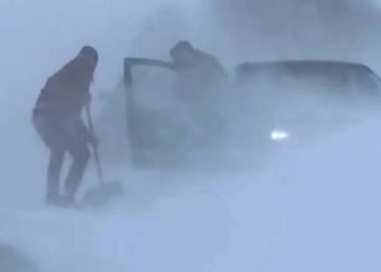 (VIDEO) Desetine automobila zavejano u snežnim smetovima